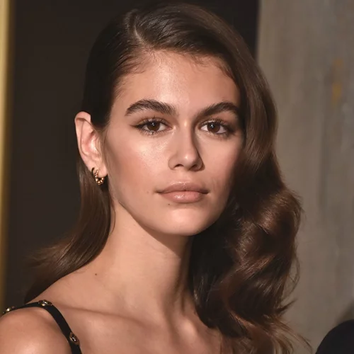 Kaia Gerber | 'Eκανε πασαρέλα στο Παρίσι με το νέο hot hair trend