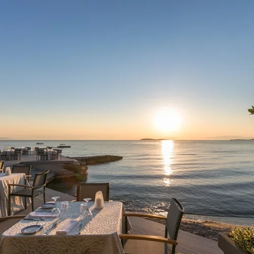 Mythos by Divani | Tο κορυφαίο γαστρονομικό spot στην Αθηναϊκή Ριβιέρα υποδέχεται το καλοκαίρι