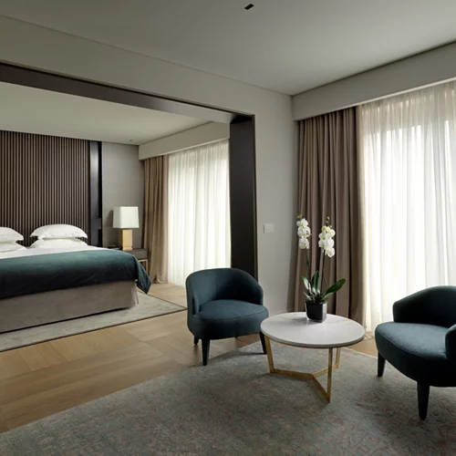 Η ανανεωμένη προεδρική σουίτα του NJV Athens Plaza σε περιμένει να την ανακαλύψεις