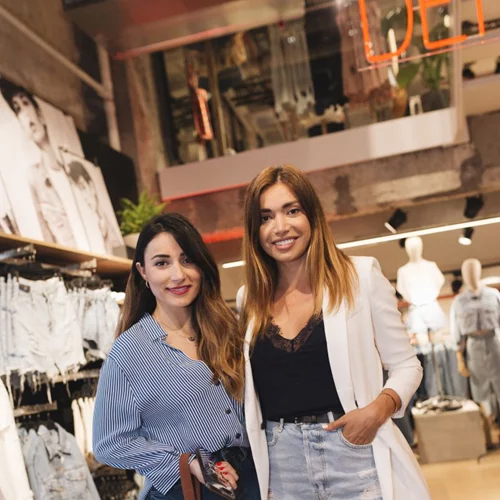 Όλγα Φαρμάκη | Διακοπές με την αδερφή της στη Σαντορίνη