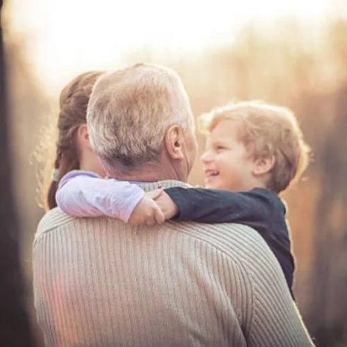 Γονείς VS παππούδες | Οι βασικές διαφορές συμπεριφοράς απέναντι στο παιδί