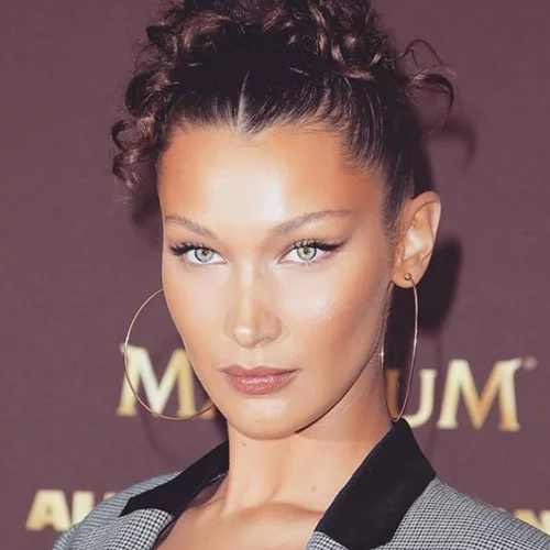 Bella Hadid | Η (αρκετά) αποκαλυπτική πόζα της στο ηλιοβασίλεμα