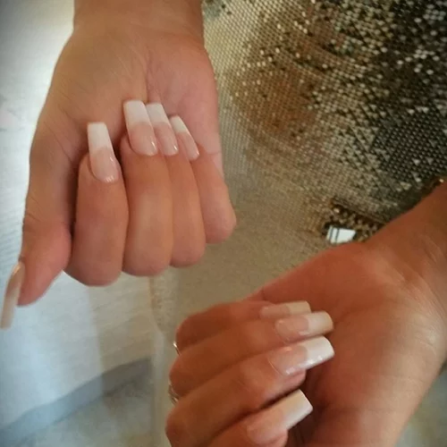 Τι γίνεται; Το γαλλικό μανικιούρ είναι ξανά στη μόδα;