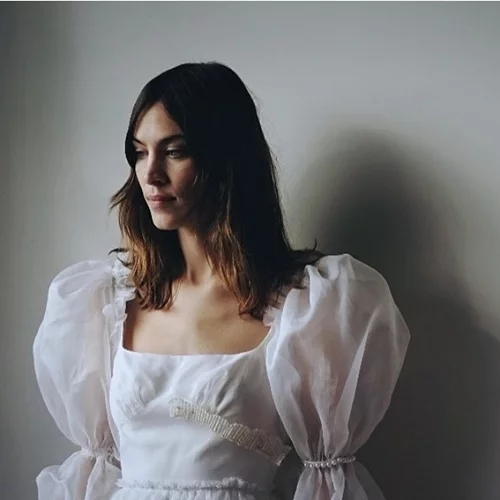 Alexa Chung | Ποια αγαπημένη ρομαντική κομεντί ενέπνευσε το look της στο φετινό Met Gala;