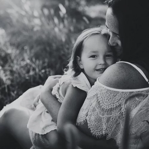 Αχ βρε μάνα, βιάστηκες να φύγεις. Τι νόμισες; Μεγαλώσαμε και δε σε χρειαζόμαστε;