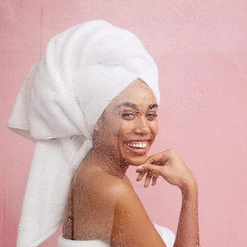 Αυτή η πετσέτα ορκίζεται να σου στεγνώσει τα μαλλιά πολύ πιο γρήγορα από ότι οι άλλες