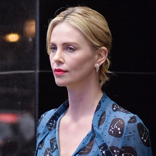 Charlize Theron | Φορά το ανοιξιάτικο φόρεμα με σέξι τρόπο