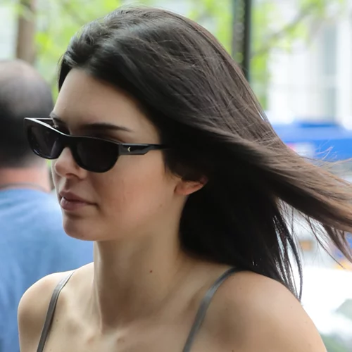 Kendall Jenner | Έτσι συνδυάζει το φόρεμα με παγιέτες για ένα καθημερινό look