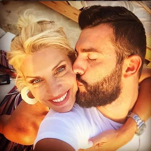 Ελένη Μενεγάκη | Το δημόσιο μήνυμα στον αδερφό της