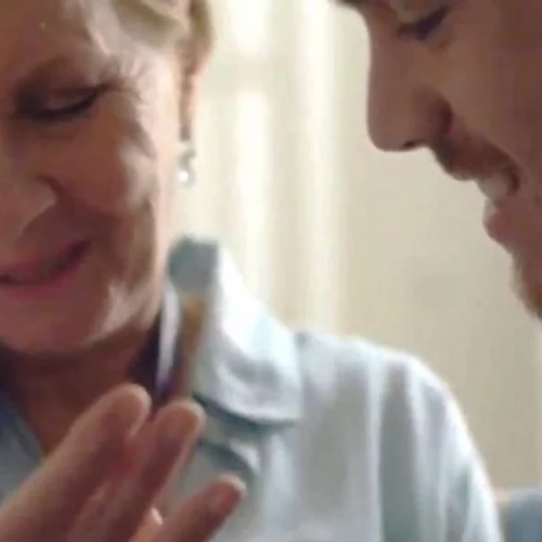 Η μητέρα του χρυσού Ολυμπιονίκη Πετρούνια συγκινεί σε γνωστή διαφήμιση