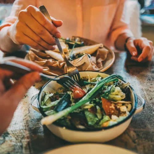 Τι να τρώω όταν βγαίνω έξω; 4 τρόποι να κάνεις υγιεινές επιλογές