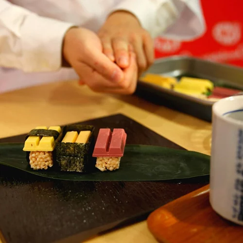 Το Kit Kat σούσι είναι η νέα foodporn τρέλα αλλά δεν είμαστε σίγουροι αν θα το τρώγαμε
