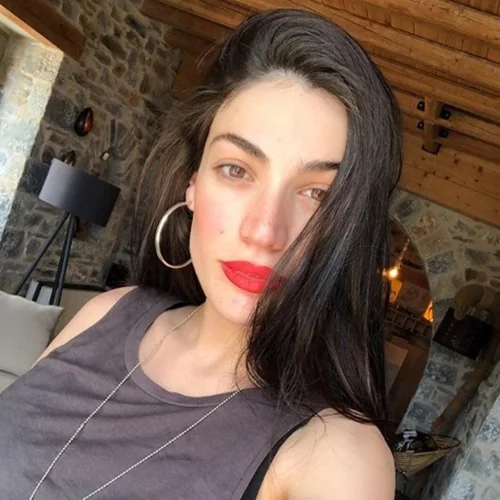 Ήβη Αδάμου | Ποζάρει με μπικίνι στον ένατο μήνα της εγκυμοσύνης της