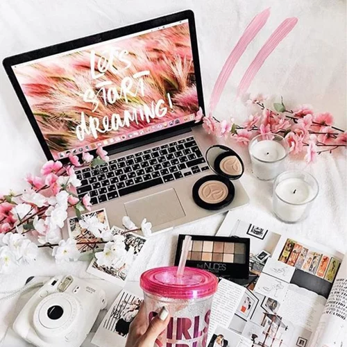 Τι κάνει μία beauty editor όταν έρχονται στο γραφείο της νέα προϊόντα;