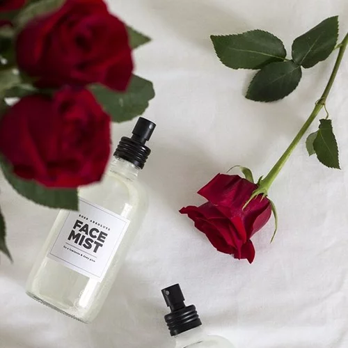 Face Mist: Το προϊόν που δεν πρέπει να απουσιάζει από καμία γυναικεία τσάντα