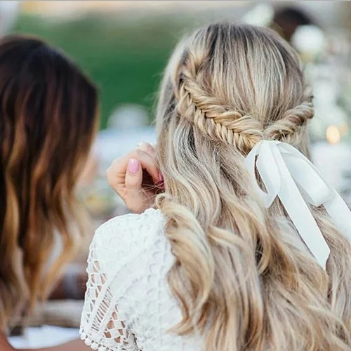 Το τέλειο νυφικό χτένισμα είναι μία κορδέλα μακριά... Και μπορείς να το φτιάξεις μόνη σου!