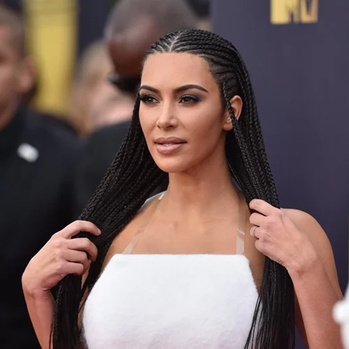 Η Kim Kardashian εξηγεί γιατί έκανε τα μαλλιά της έτσι