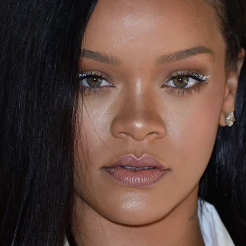 Το χρώμα νυχιών της Rihanna είναι τέλειο και είναι το πιο σωστό για το καλοκαίρι