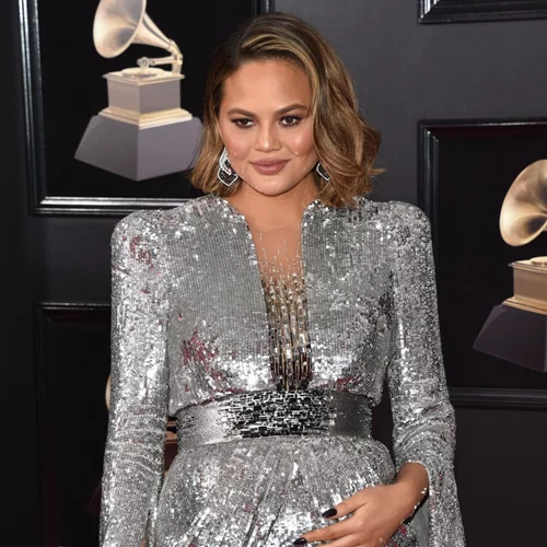 Η Chrissy Teigen "σπάει" ακόμη ένα ταμπού της μητρότητας