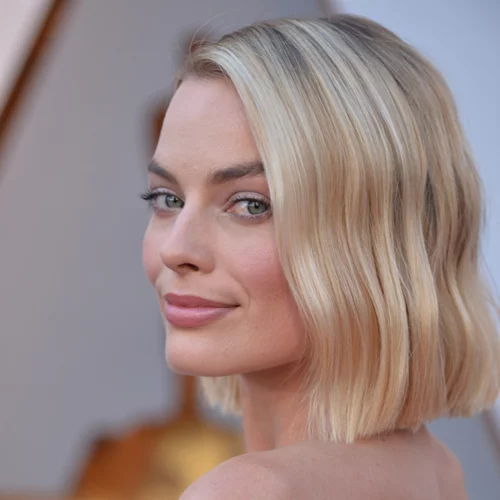 Η Margot Robbie σε ένα απόλυτα χριστουγεννιάτικο look, που αν είσαι ξανθιά, πρέπει να αντιγράψεις
