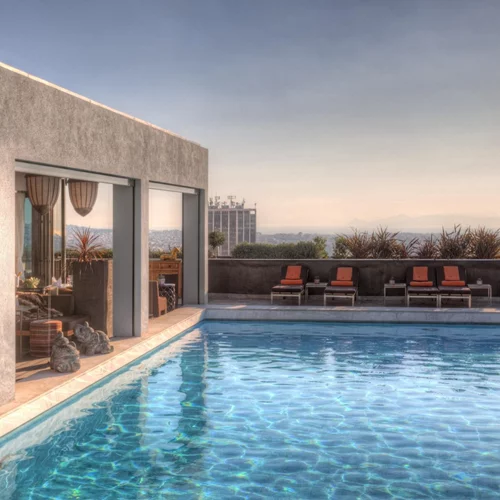 Απόλαυσε δροσερές βουτιές στον 21ο όροφο του ξενοχοδείου President