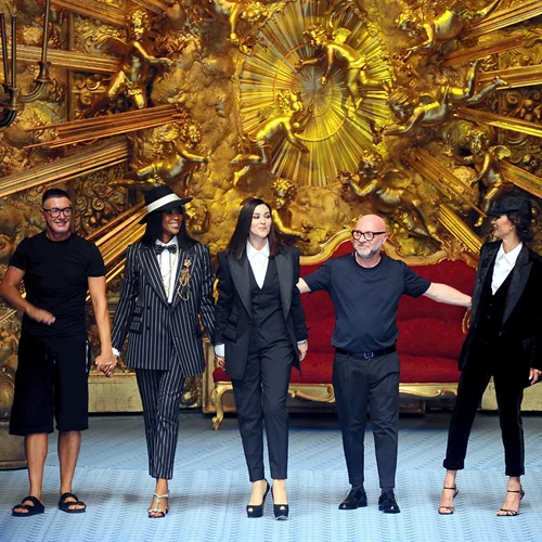 Η Monica Bellucci έκανε μία σπάνια εμφάνιση στο show των Dolce & Gabbana