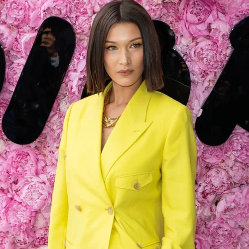 Bella Hadid | Κι όμως φόρεσε ένα total yellow κοστούμι!