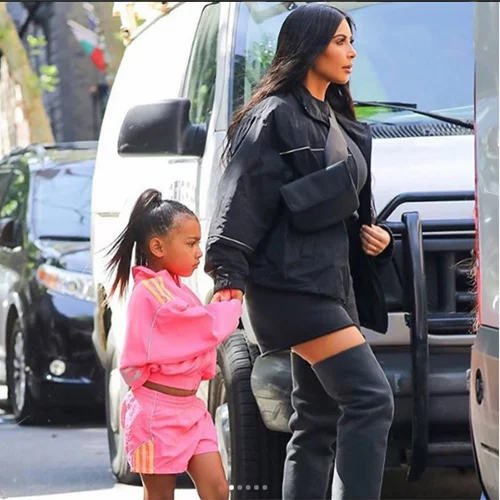 Η Kim Κardashian ίσιωσε τα μαλλιά της North και βρέθηκε ξανά στο στόχαστρο