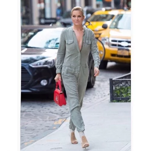 Yoland Hadid | Ποζάρει στα 54 της με αποκαλυπτικό μαγιό