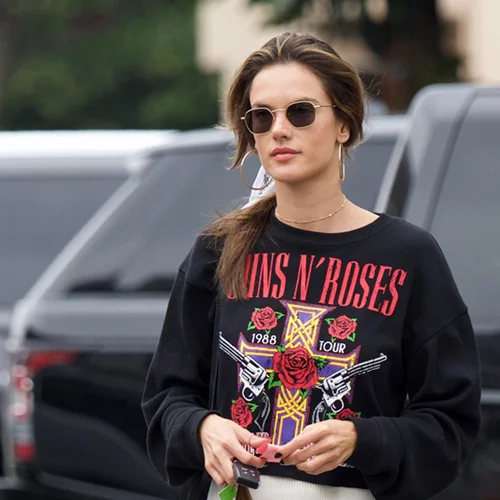 Alessandra Ambrosio | Το casual look της με τζιν σορτς