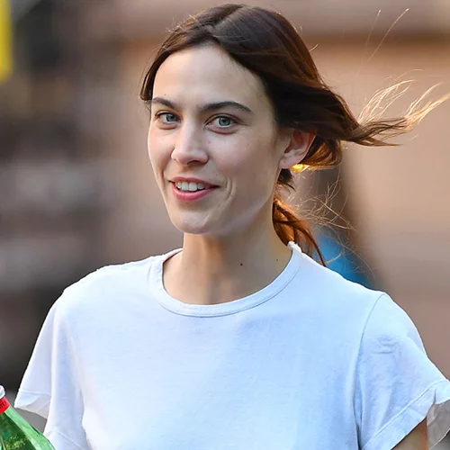 Alexa Chung | Το εύκολο ντύσιμο με μόλις τρία κομμάτια που έχεις κι εσύ