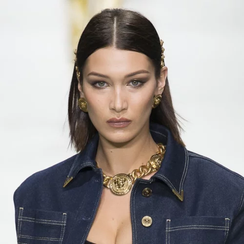 H Bella Hadid έκοψε την ανάσα με το ολόχρυσο φόρεμά της στη Ρώμη