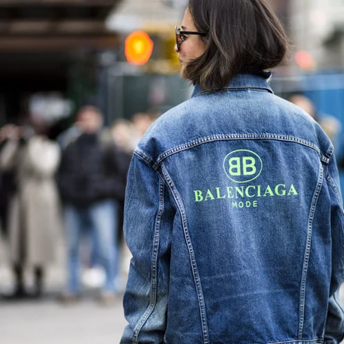 Φόρεσε το τζιν με διαφορετικό τρόπο