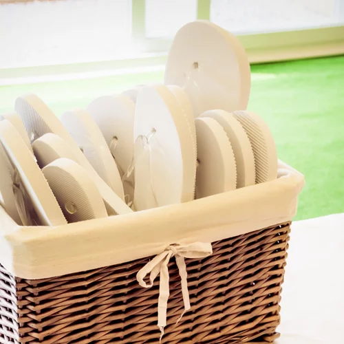 Wedding flip flops | Το απόλυτο prop για τους καλεσμένους σου