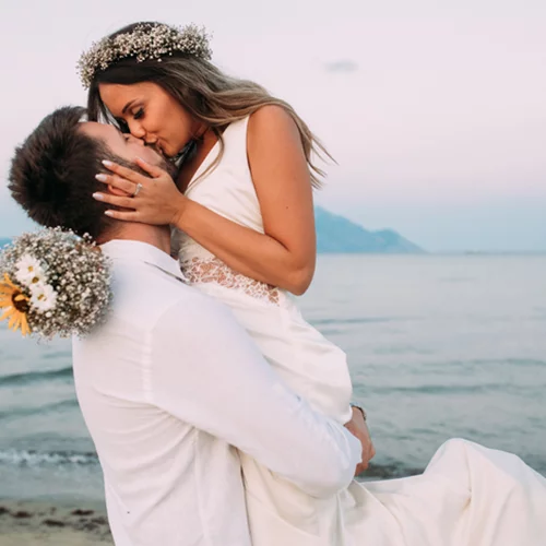 Ποια είναι η ιδανική ηλικία γάμου; Τι αποκαλύπτει νέα έρευνα;