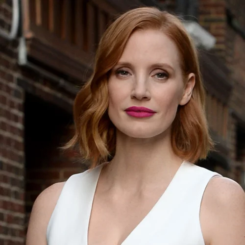 Φούξια κραγιόν και κοκκινομάλλες: Ένας συνδυασμός που θα λατρέψεις πολύ περισσότερο απ' όσο νόμιζες!