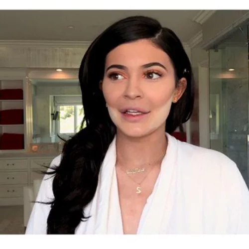 Η Kylie Jenner βάφεται on camera και αποκαλύπτει το νέο προϊόν της συλλογής της