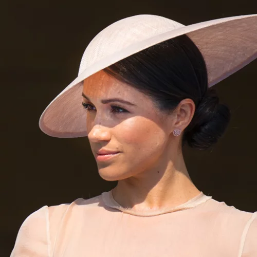 Γιατί η Meghan Markle φοράει σχεδόν πάντα παπούτσια που της είναι μεγάλα;