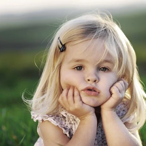 “Μικρούλα και ομορφούλα”: Πώς στέλνουμε λάθος μήνυμα εστιάζοντας στην εμφάνιση των κοριτσιών