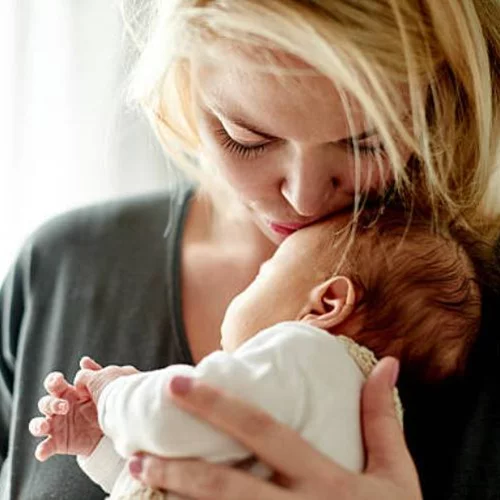 Οι 3 «λειτουργίες» της μητέρας που εξασφαλίζουν τη σωστή ανάπτυξη του μωρού