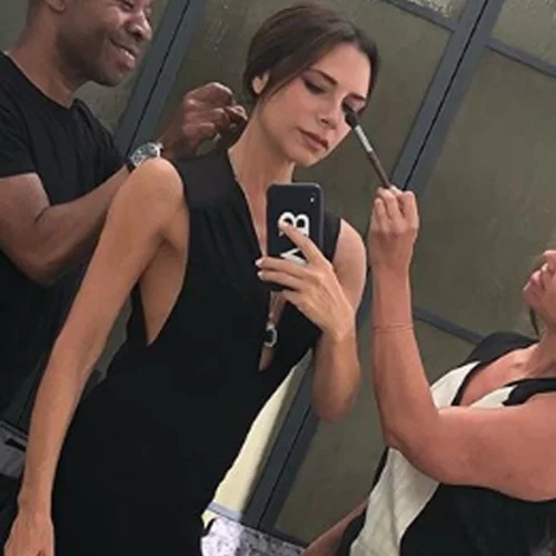 Victoria Beckham | Αν βρίσκεις το ντεκολτέ της τολμηρό περίμενε να δεις και την πλάτη