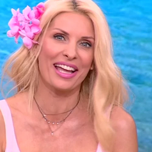 Ελένη Μενεγάκη | Φωτογραφίζει τις κόρες της στην Άνδρο!