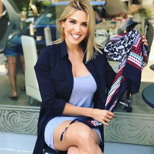 Έλενα Παπαβασιλείου | Ταξίδεψε στην Κύθνο για το γάμο φίλης της