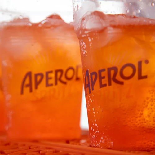 Η μεγαλύτερη έκπληξη του καλοκαιριού σε ένα εκπληκτικό beach party