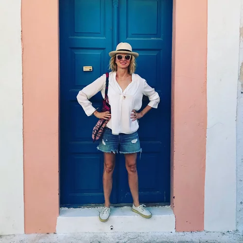 Η Naomi Watts κάνει διακοπές στην πανέμορφη Σαντορίνη