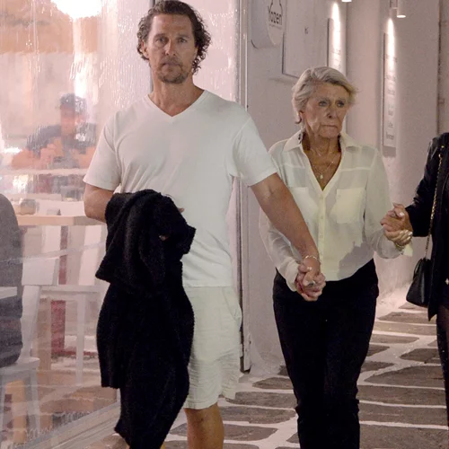 Ο Matthew McConaughey παρακολουθεί Μουντιάλ στην Αντίπαρο