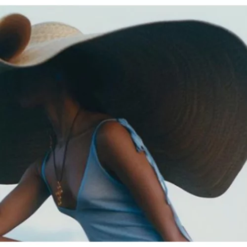 OversizedHat: Το τεράστιο καπέλο που έγινε η απόλυτη τάση του καλοκαιριού