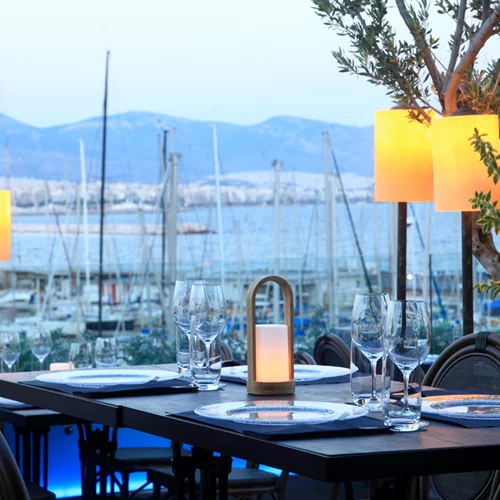 Η νέα πρόταση του Λευτέρη Λαζάρου αποθεώνει το κρέας στην πιο ωραία ταράτσα της πόλης