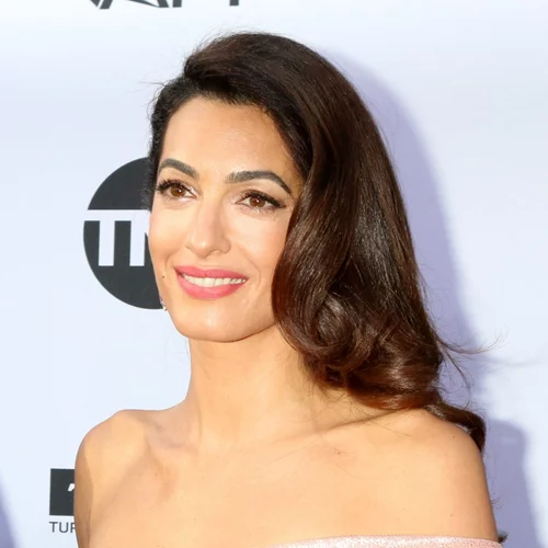 Η Amal Clooney μόλις φόρεσε σορτς και ήταν υπέροχη