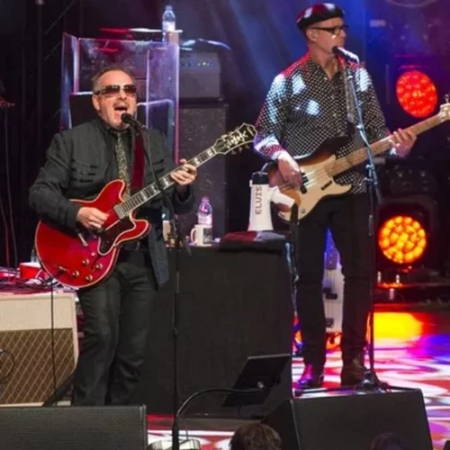 Ο Elvis Costello ακύρωσε την περιοδεία του και αποκάλυψε το σοβαρό πρόβλημα υγείας του